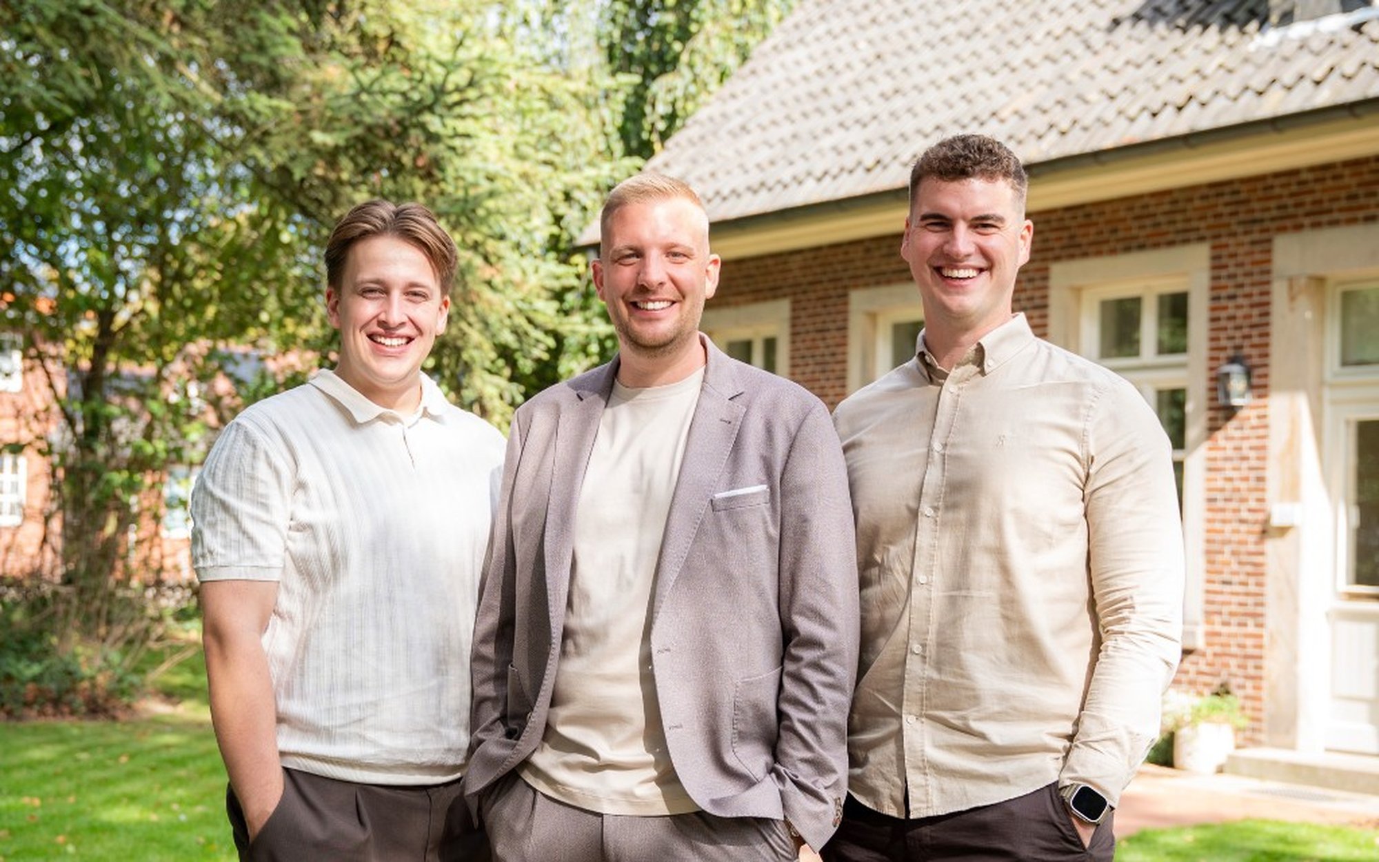 Till Meyer, Eike Heddendorp und Tim Beeck vor dem Firmengebäude